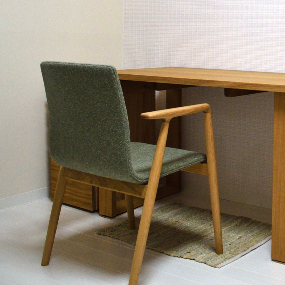 デスクと合わせたGINAチェア(宮崎椅子製作所)