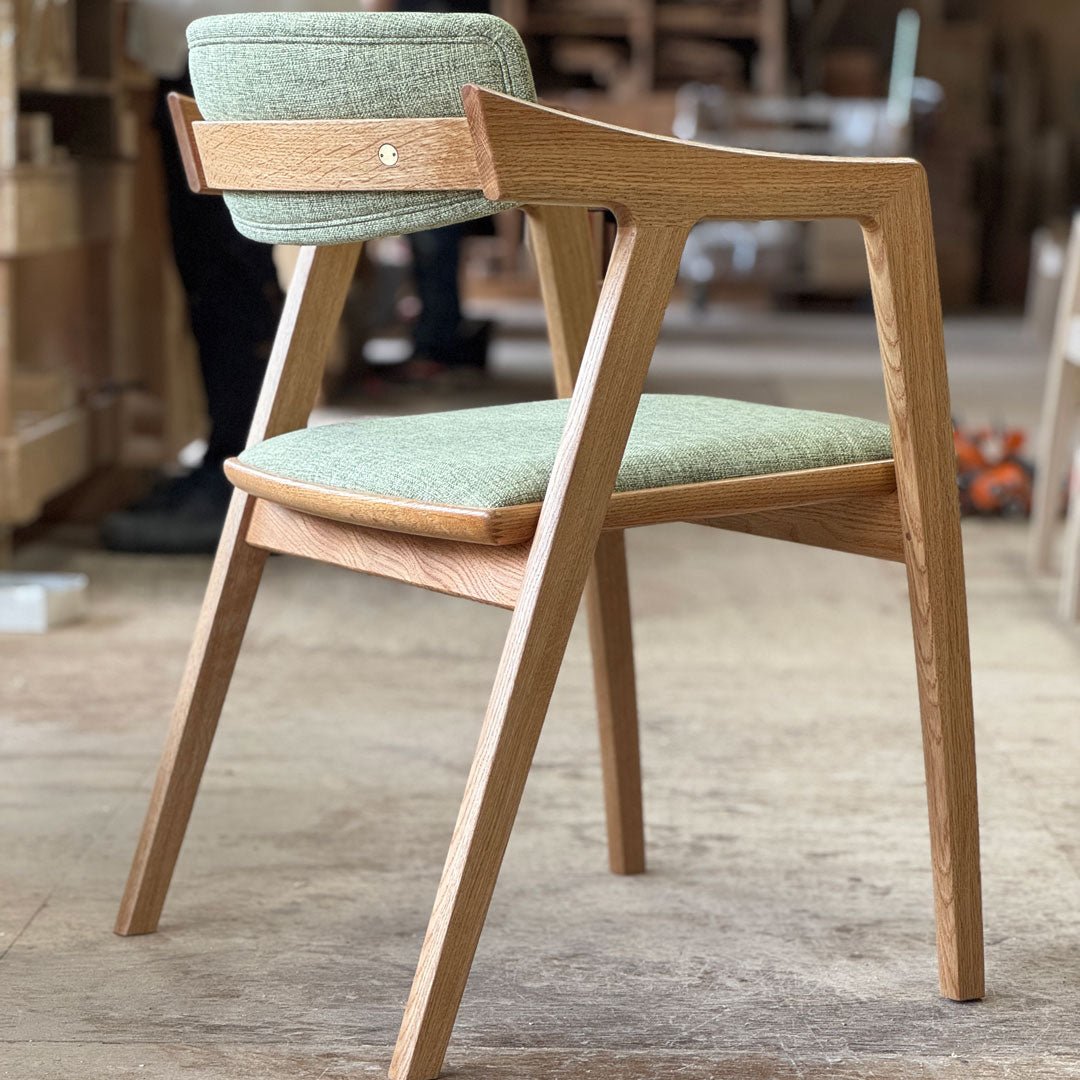 ISU-WORKS(イスワークス)のGENチェア。斜め後ろから見た背面デザイン