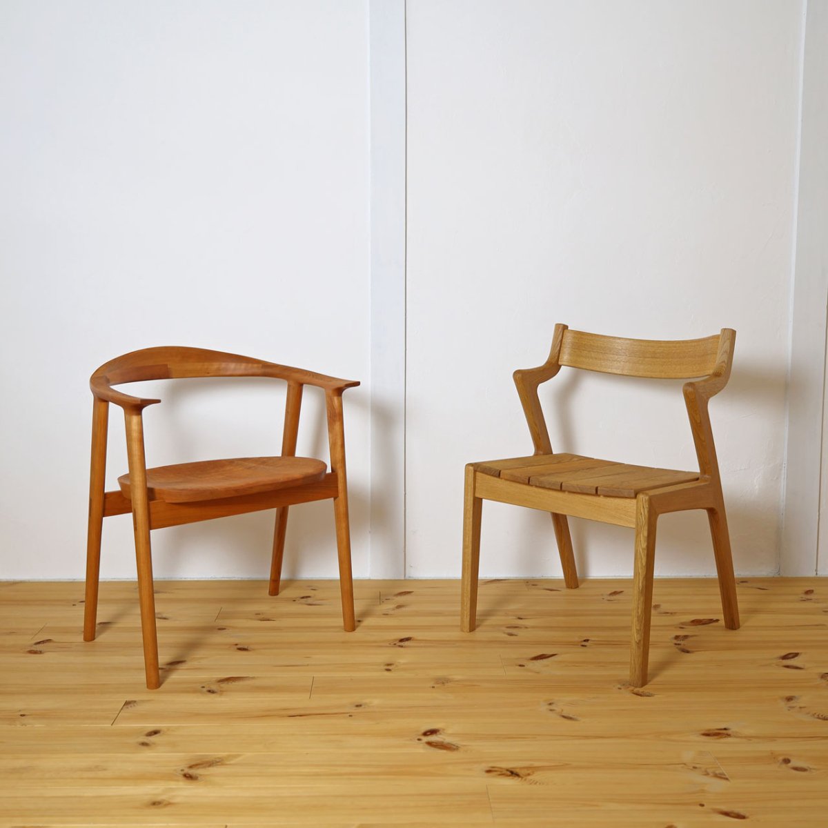 ISU-WORKS(イスワークス)のLENチェアとRAYチェア。無垢材の椅子並び