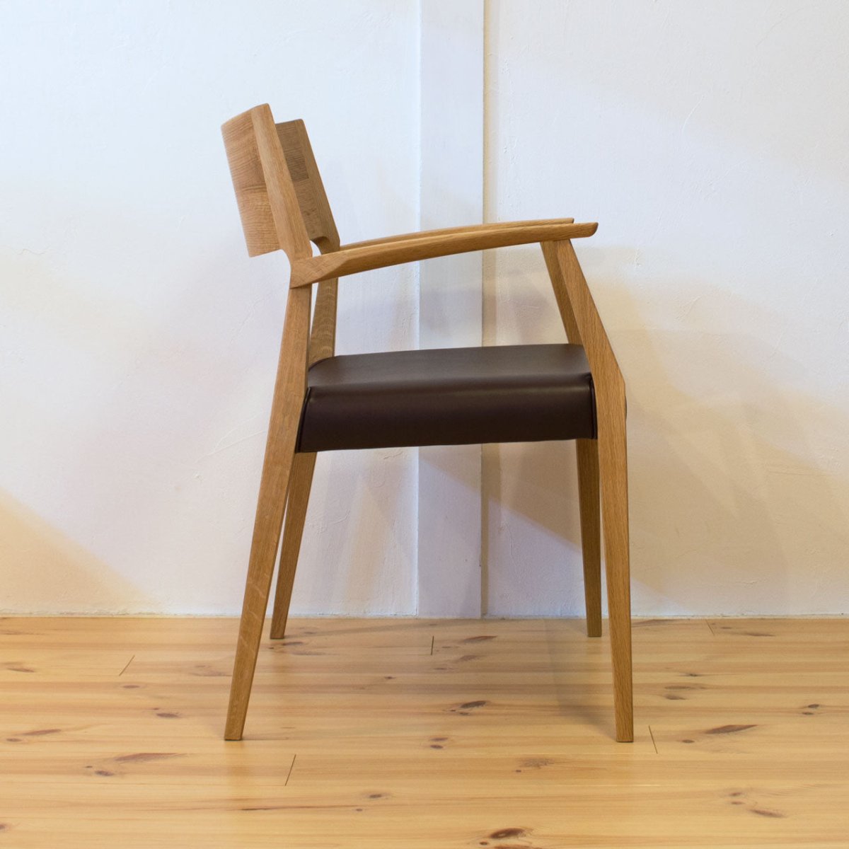 日進木工 DCC-095 アームチェア(オーク材)の椅子を横から