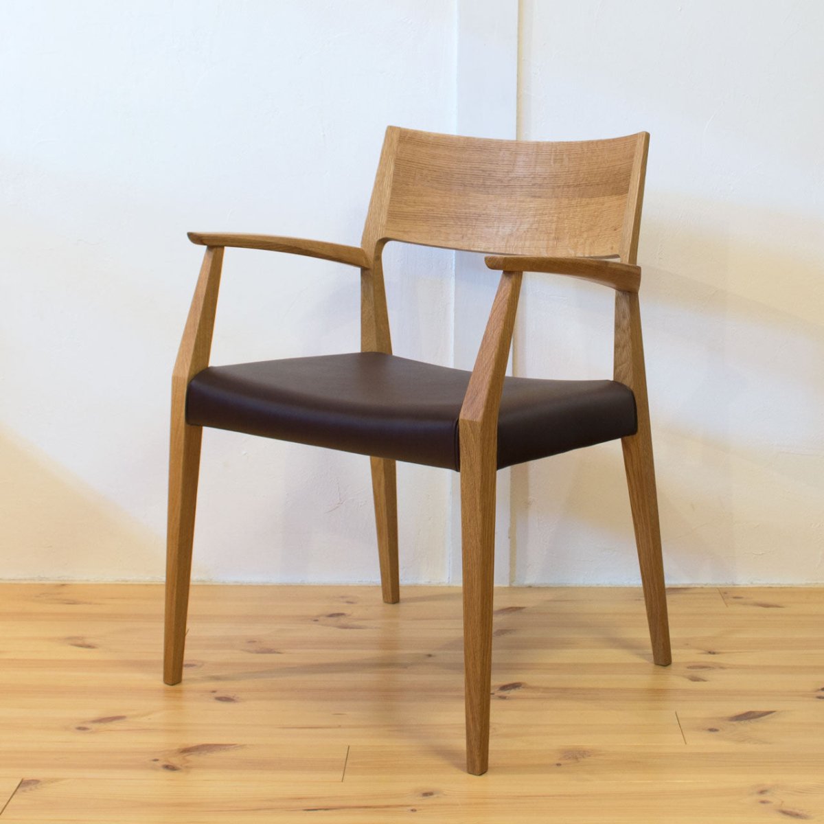 095 アームチェア（DCC-095 / DDC-095）｜日進木工｜Forms（フォルムス