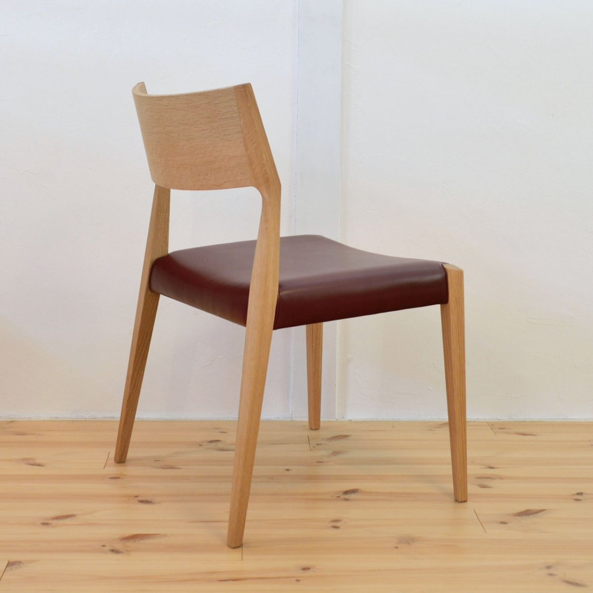 斜め後ろから見た日進木工 DCC-096 チェア(オーク材)