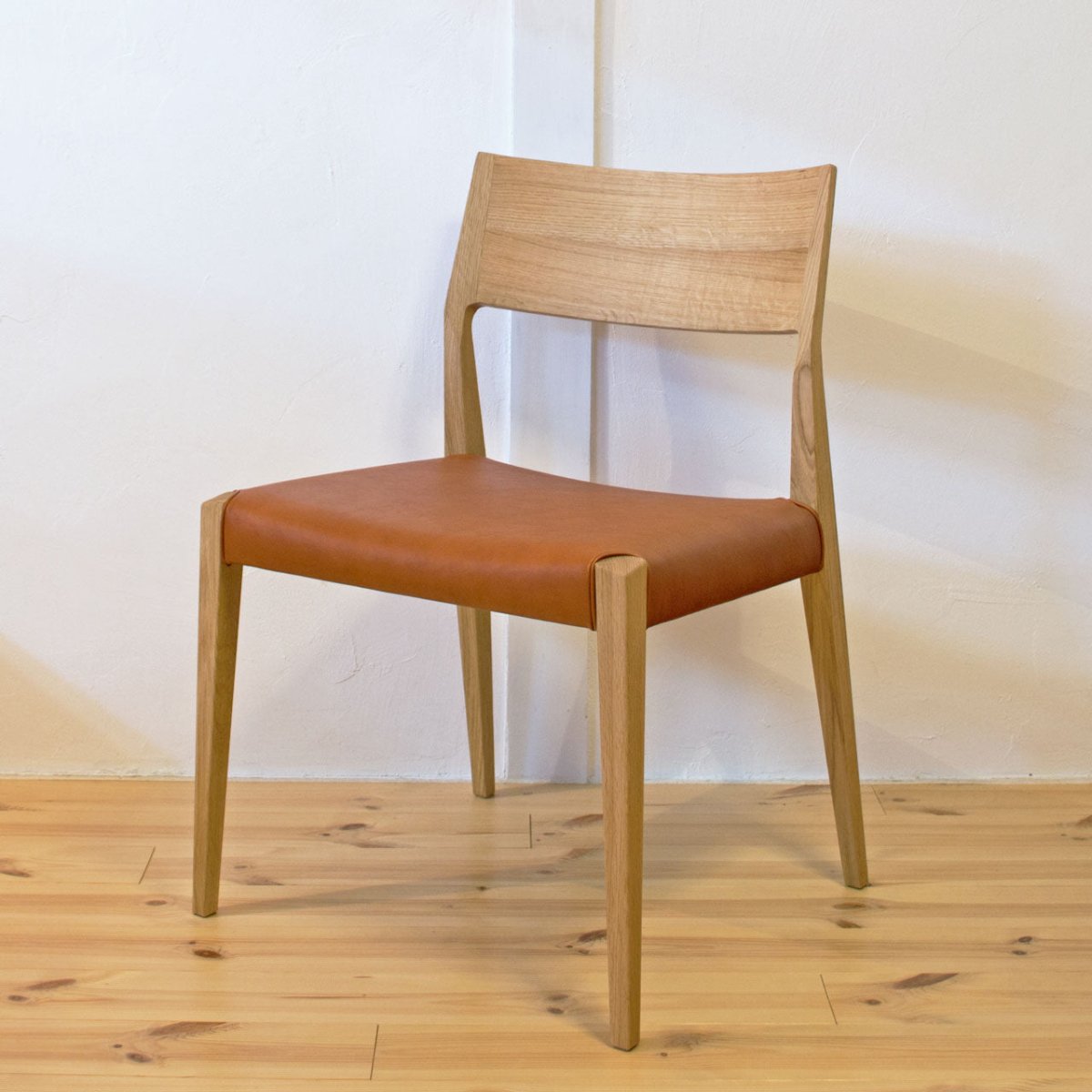 096 チェア（DCC-096 / DDC-096）｜日進木工｜Forms（フォルムス