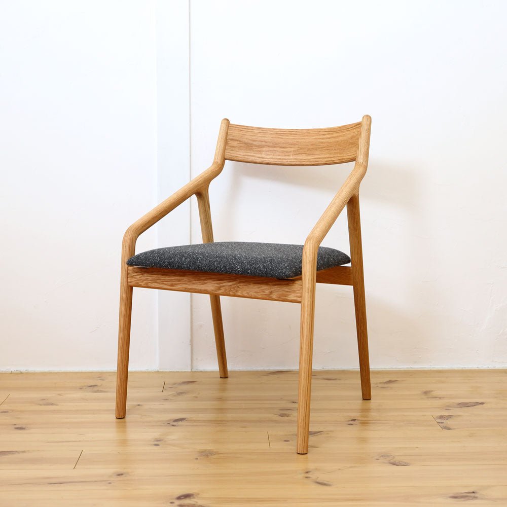 ペペサイドチェア 宮崎椅子製作所 正面 オーク材と黒系の座面