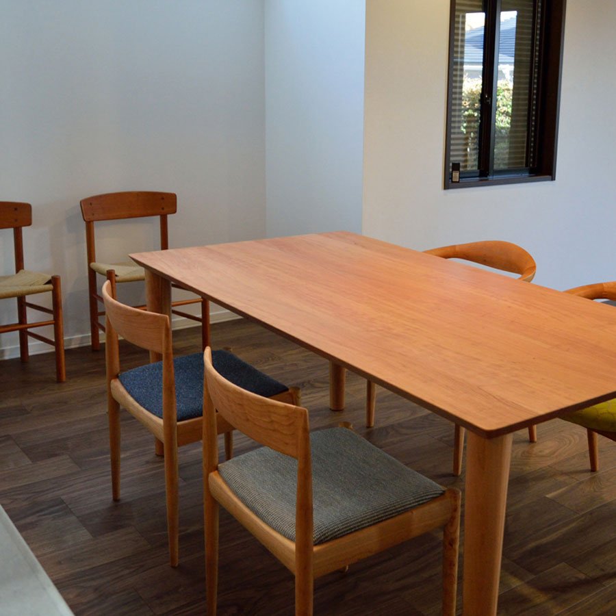 ブラックチェリー材のUNI-senior 4110 チェア、宮崎椅子製作所製チェアのダイニング使用例