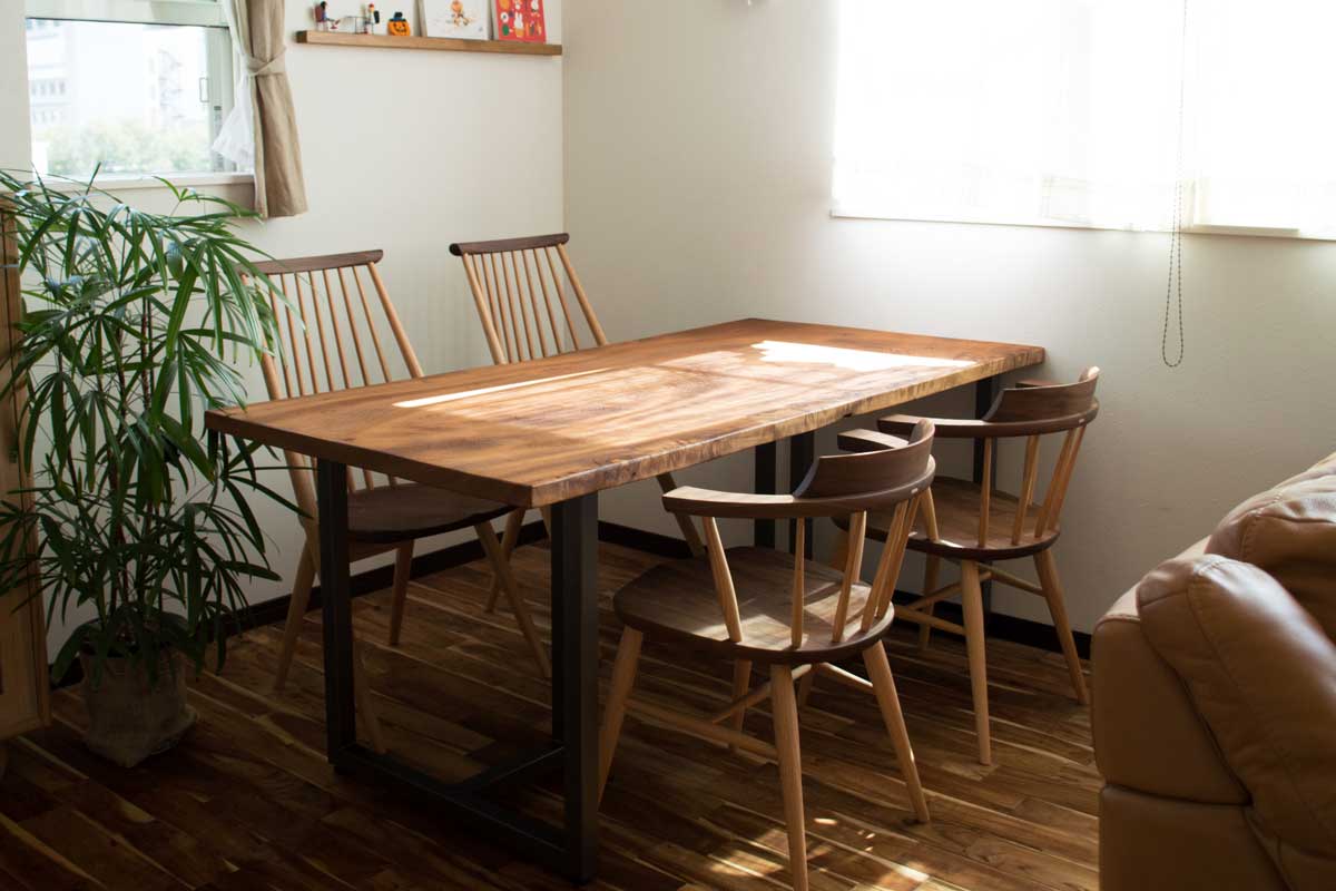 高山ウッドワークスのキャプテンチェアを中心にしたダイニングのコーディネート例