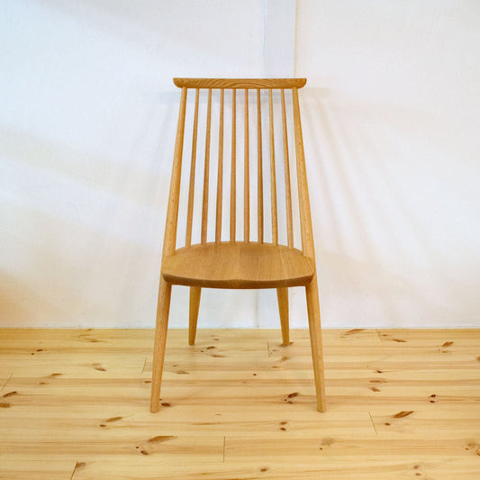 シビルチェア オーク 柏木工、正面から見た全体のデザインが分かる木製チェア