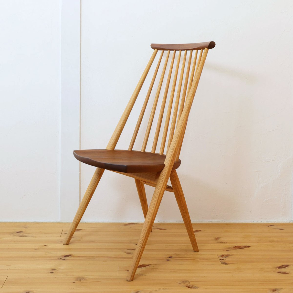 シビルチェア ウォールナット×オーク 柏木工、正面やや斜めから見た全体写真