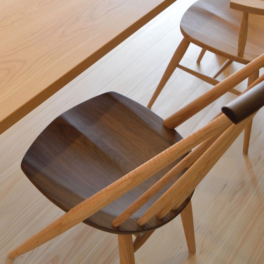 シビルチェア ウォールナット×オーク 柏木工、座面（ウォールナット材）の座ぐりのアップ