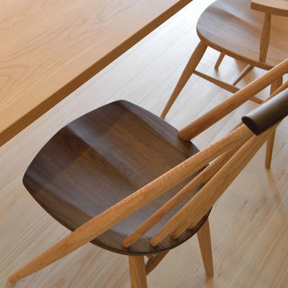 シビルチェア ウォールナット×オーク 柏木工、座面（ウォールナット材）の座ぐりのアップ