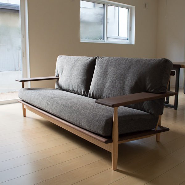 柏木工 シビルソファ 3P（3人掛け）CLS73K ウォールナット×オーク 上質なリビング空間に映える全体イメージ