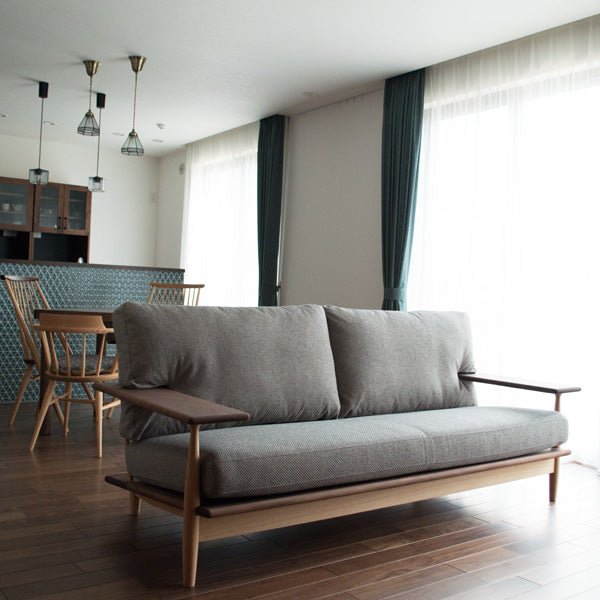 柏木工 シビルソファ 3P ウォールナット×オーク リビング空間に美しく映える斜め前からの全体イメージ