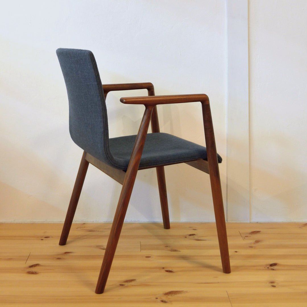 斜め後ろから見たGINAチェア（宮崎椅子製作所）ウォールナット材