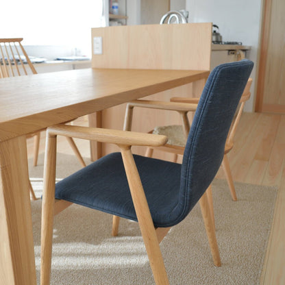 ダイニングテーブルと合わせたGINAチェア（宮崎椅子製作所）