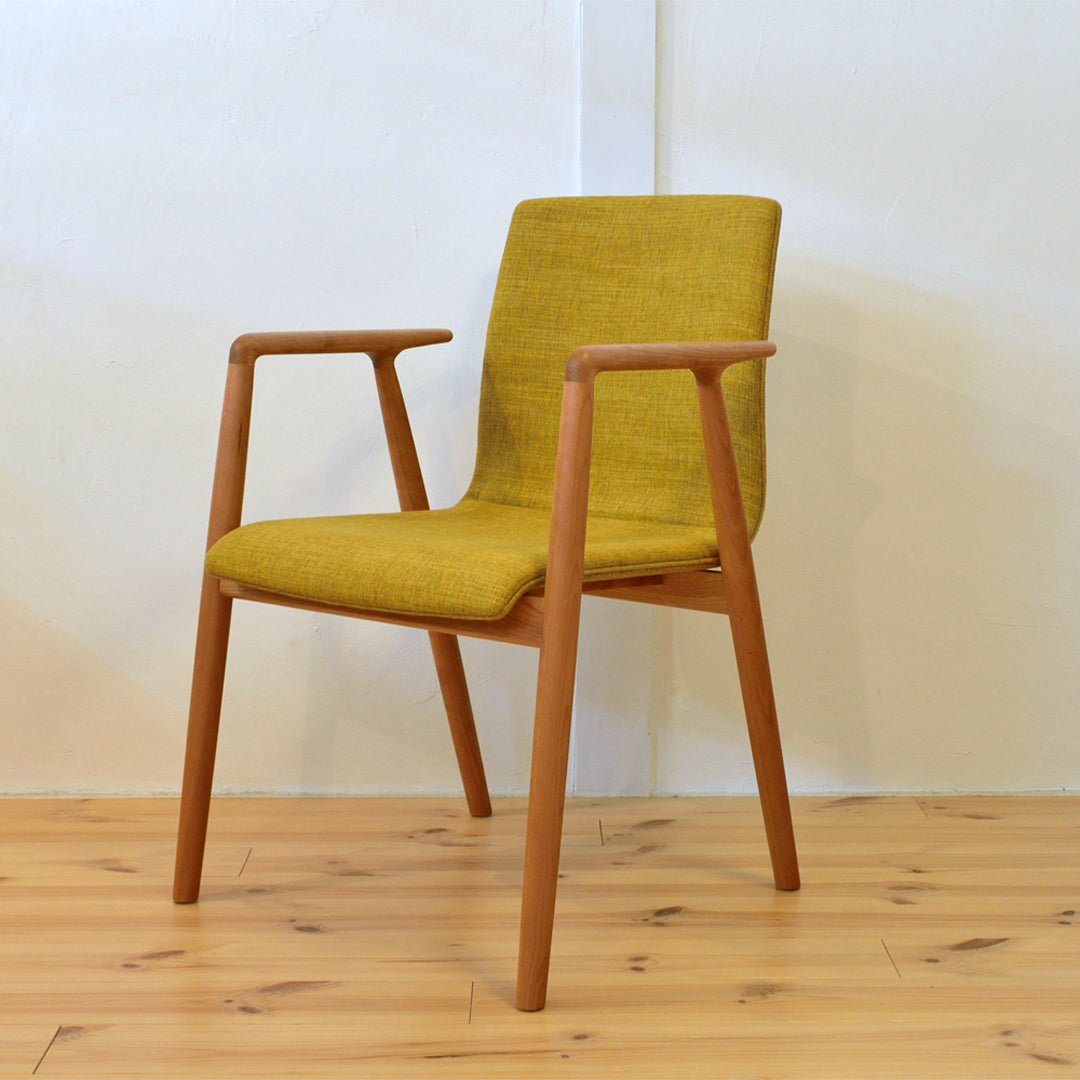 斜め前から見たGINAチェア（宮崎椅子製作所）ブラックチェリー材