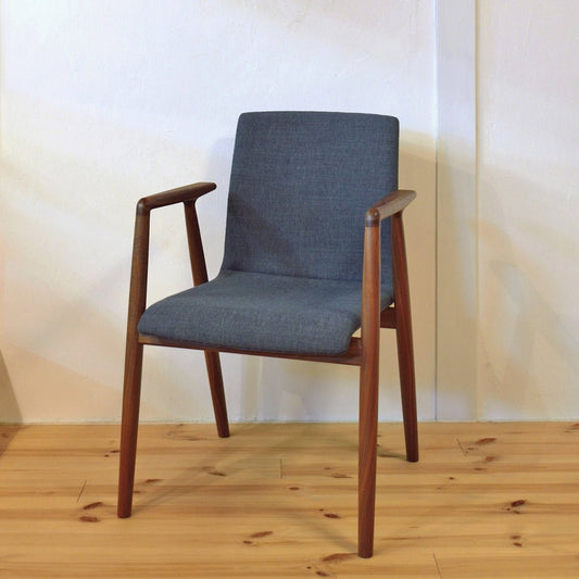 宮崎椅子製作所 GINAチェア 正面（村澤一晃デザイン）