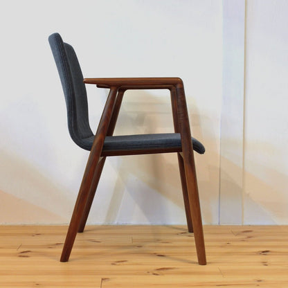 横から見たGINAチェア（宮崎椅子製作所）