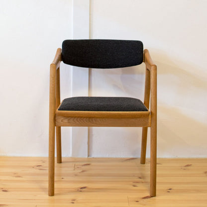 ISU-WORKS（イスワークス）GENチェア正面。シンプルで美しい木製椅子