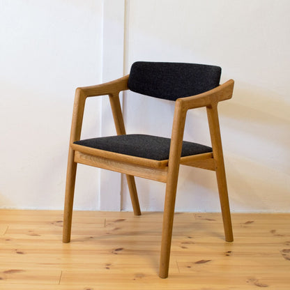 ISU-WORKS（イスワークス）のGENチェア。斜めから見た全体デザイン