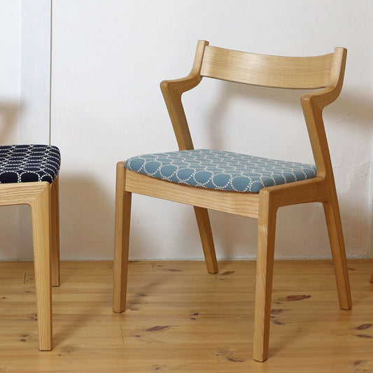 ISU-WORKS（イスワークス）のLENチェア。ミナペルホネンのタンバリン生地張り