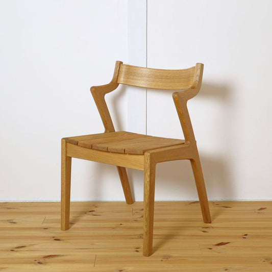 ISU-WORKS（イスワークス）のLENチェア板座。無垢材を使用した木の椅子、斜めからの全体像