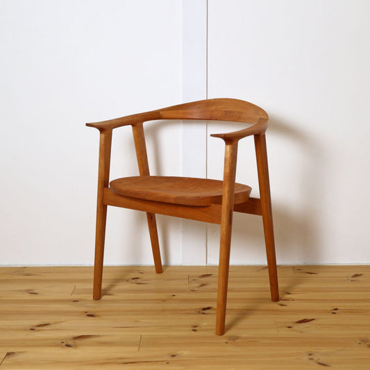 ISU-WORKS（イスワークス）のRAYチェア板座。無垢材を使用した木の椅子を斜めから