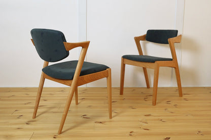 ミナペルホネンのチョウチョ生地を張ったNo.42チェアを背面から見た佇まい（宮崎椅子製作所）