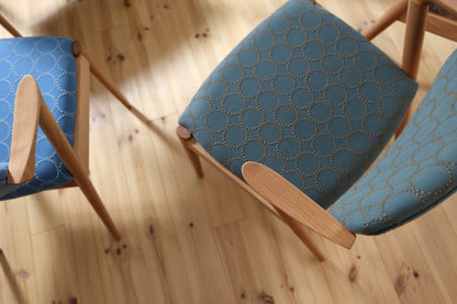 ミナペルホネン生地を張ったNo.42チェアの椅子（宮崎椅子製作所）