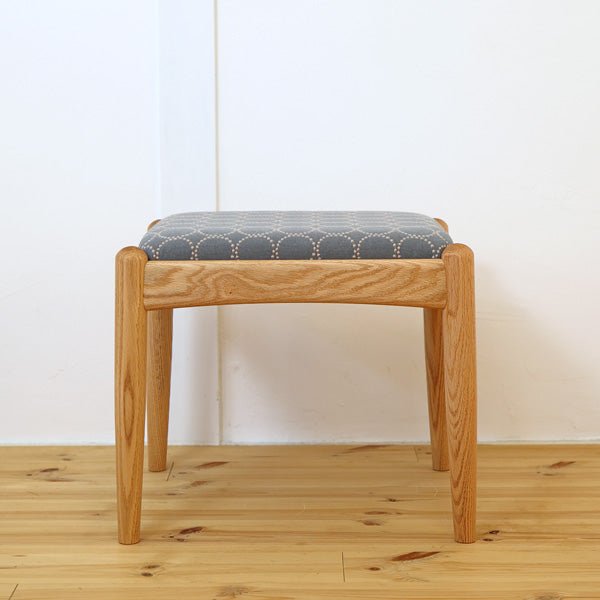 ミナペルホネンのタンバリン生地を座面に使用した、シキファニチアのノーススツールを正面から見た写真