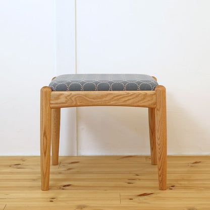 ミナペルホネンのタンバリン生地を座面に使用した、シキファニチアのノーススツールを正面から見た写真