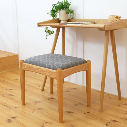 ミナペルホネンのタンバリン生地を座面に使用した、シキファニチアのノーススツールを斜め右から見た全体写真