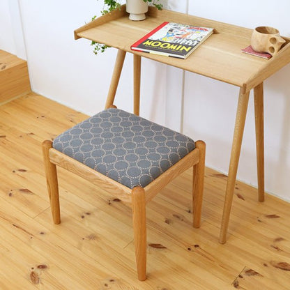 ミナペルホネンのタンバリン生地を座面に使用したスツールの全体写真