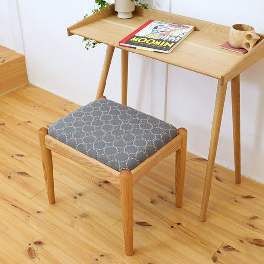 ミナペルホネンのタンバリン生地を座面に使用したスツールの全体写真