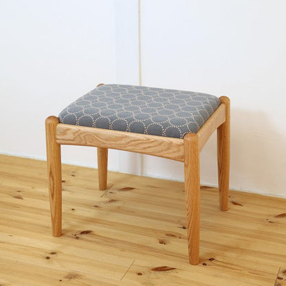 ミナペルホネンのタンバリン生地を使用した、シキファニチア「ノーススツール」を右斜め前から見た、座面の表情が分かりやすい全体写真