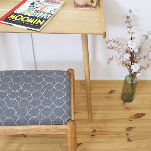 ミナペルホネンのタンバリン生地を使用した、シキファニチア「ノーススツール」の座面アップ写真