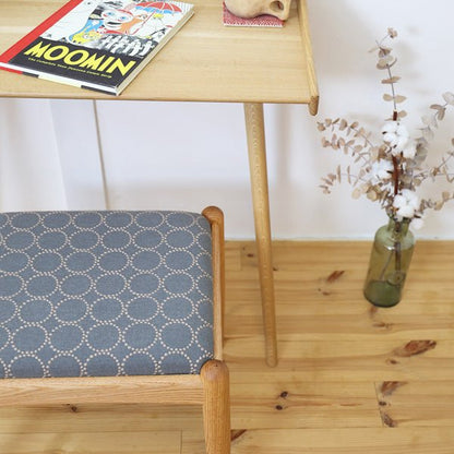 ミナペルホネンのタンバリン生地を使用した、シキファニチア「ノーススツール」の座面アップ写真