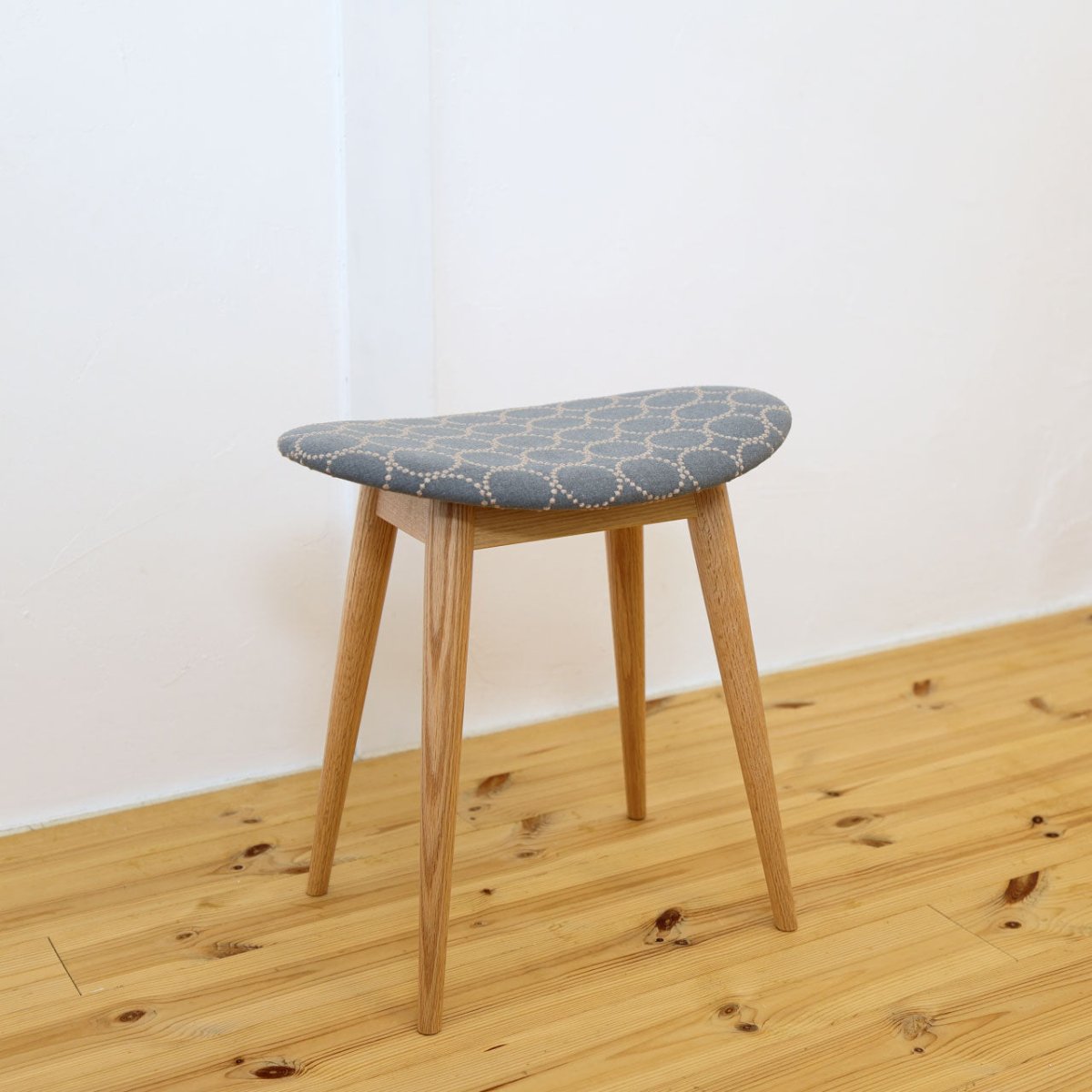 ミナペルホネン スツール（タンバリン生地、グレー座面）の全体写真