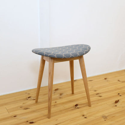 ミナペルホネン スツール（タンバリン生地、グレー座面）の全体写真