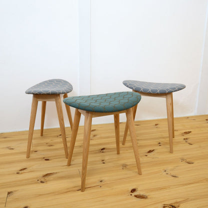 ミナペルホネン スツール（タンバリン生地、スモーキーグリーン1脚、グレー2脚）の全体写真、斜めや正面など複数角度