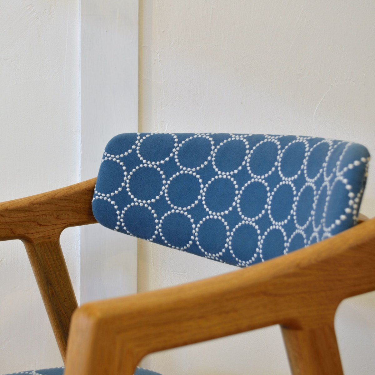 ミナペルホネンのタンバリン生地アップ。GENチェア背もたれの張り地ディテール