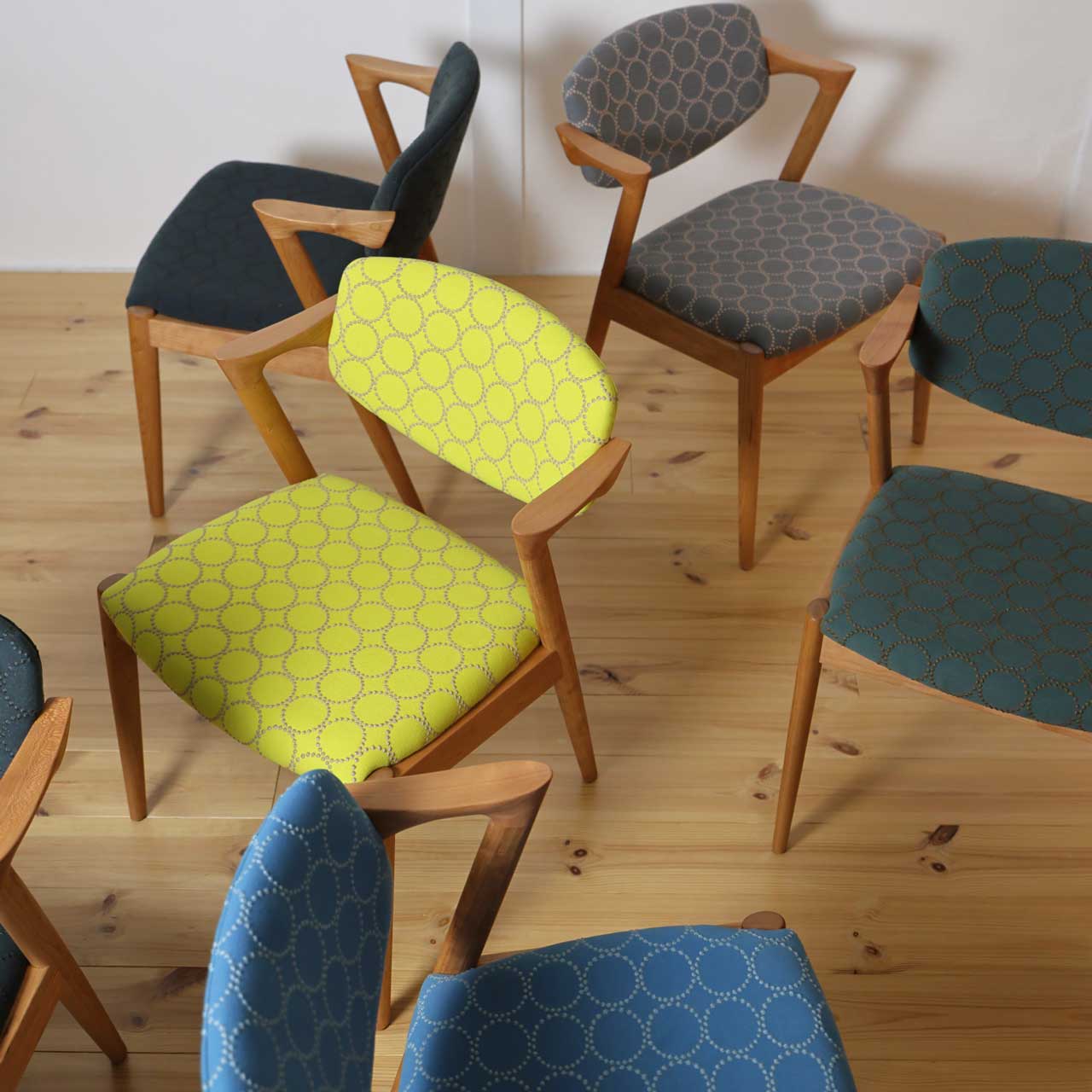 ミナペルホネンのタンバリン生地を張ったNo.42チェアのカラーバリエーション例（宮崎椅子製作所）