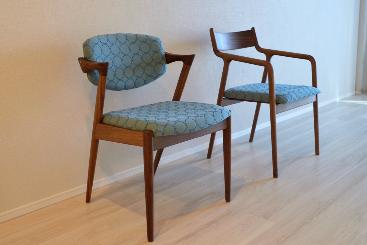 ミナペルホネンのタンバリン生地を張ったNo.42チェアとペペアームチェアのコーディネート例（宮崎椅子製作所）