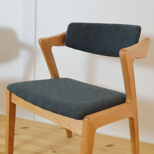 ミナペルホネンのタンバリン生地を張ったZENチェア。ISU-WORKS（イスワークス）の椅子