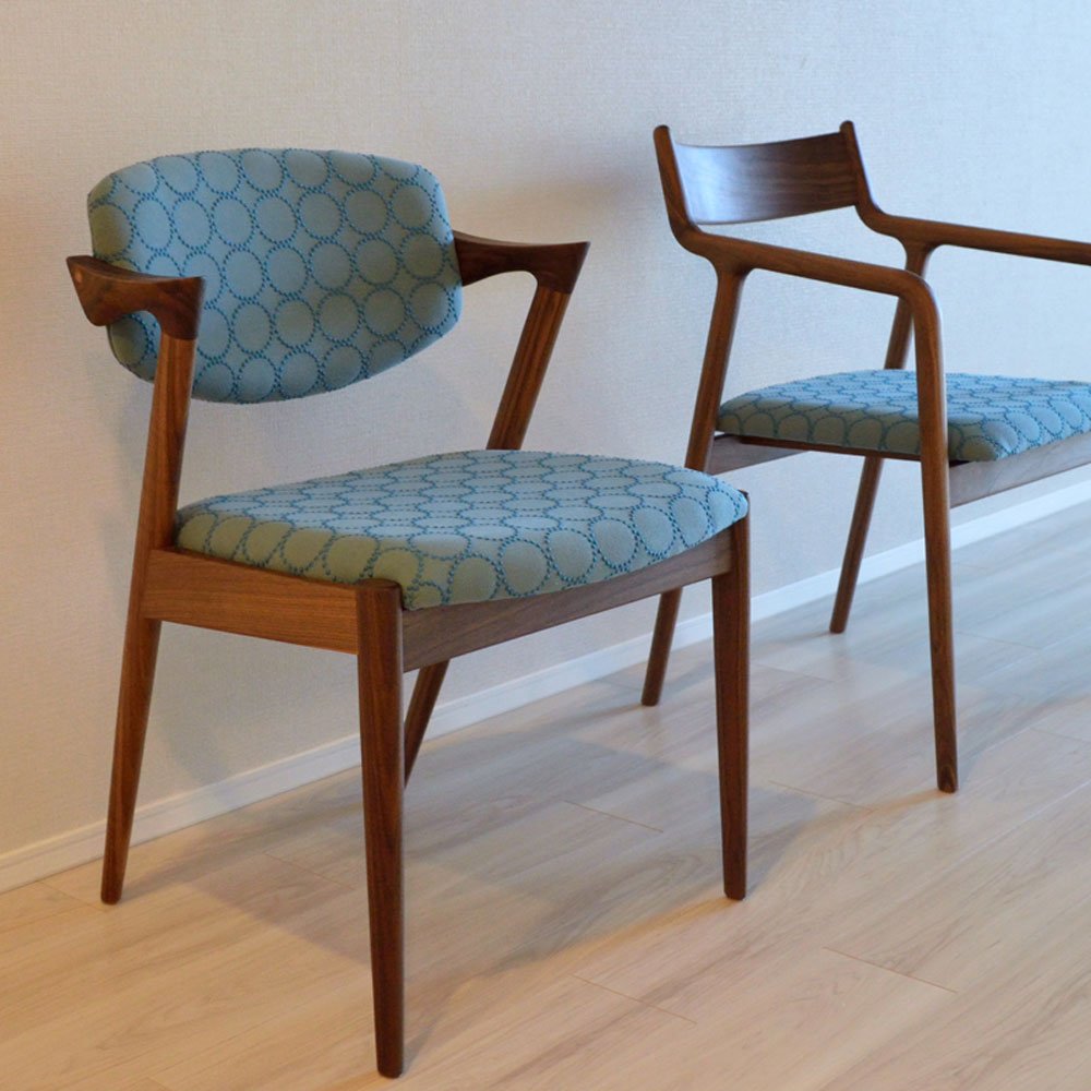 宮崎椅子製作所 No.42チェア ミナペルホネン生地張り 斜め ペペチェアと並べた様子