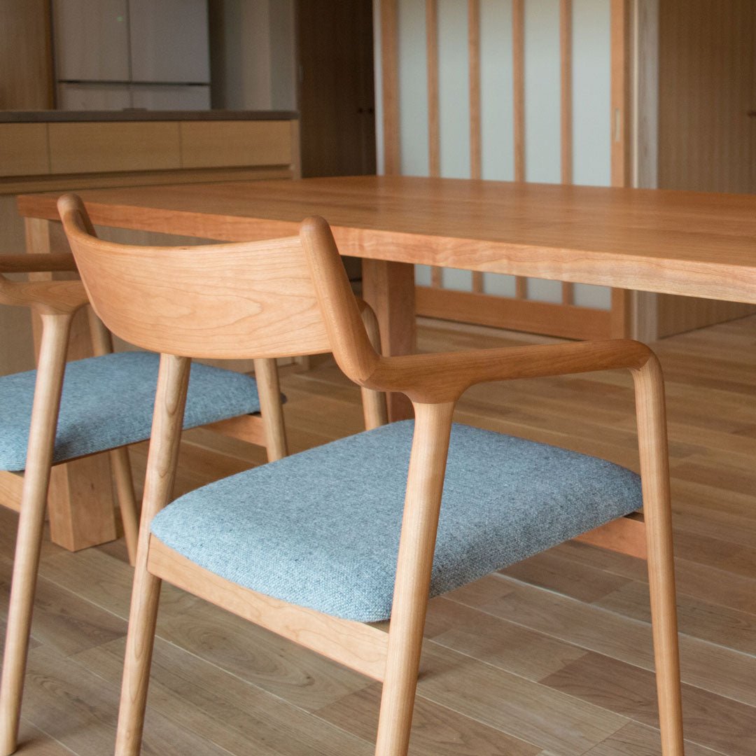 宮崎椅子製作所 pepeアームチェア ブラックチェリー材を背板か見た画像