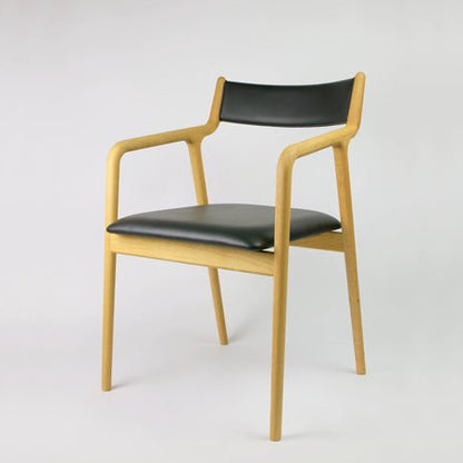 宮崎椅子製作所のペペアームチェア 背布張り 別角度からの写真