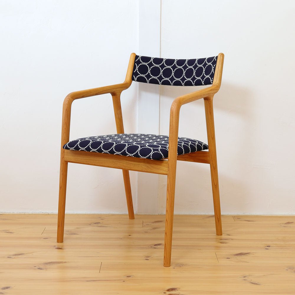 宮崎椅子製作所 Pepeアームチェア 背布張り  ミナペルホネン生地 正面から見た全体写真