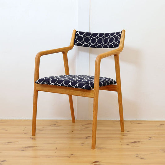 宮崎椅子製作所 Pepeアームチェア 背布張り  ミナペルホネン生地 正面から見た全体写真