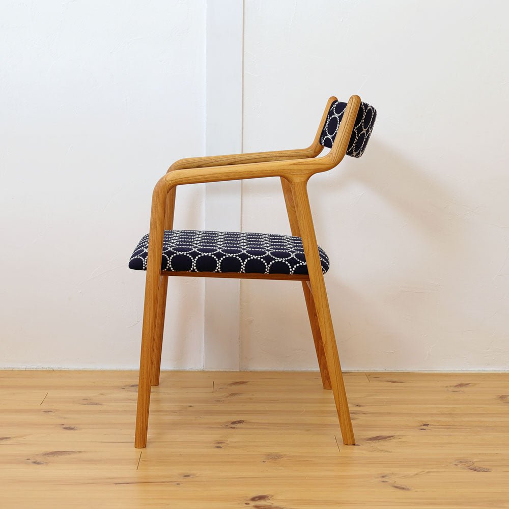 宮崎椅子製作所 Pepeアームチェア 背布張り 全体写真（木部と布のバランス）