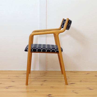 宮崎椅子製作所 Pepeアームチェア 背布張り 全体写真（木部と布のバランス）